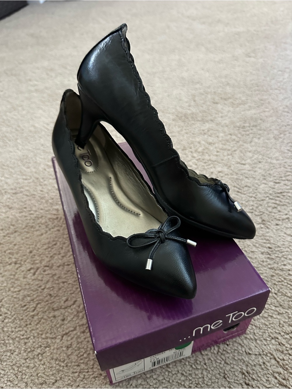 NEW Me Too Caprice Black Pointed-Toe Scalloped Bow Pumps
